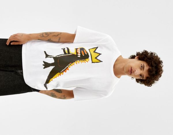 Tricko Bershka Regular-fit Kratke Sleeve With A Jean-michel Basquiat Print Panske Biele | 80fIuarD7le