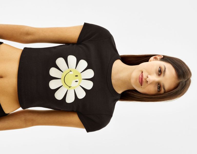 Tricko Bershka Kratke Sleeve With A Smiley® Daisy Print Damske Čierne | SBEAhUwpSp1