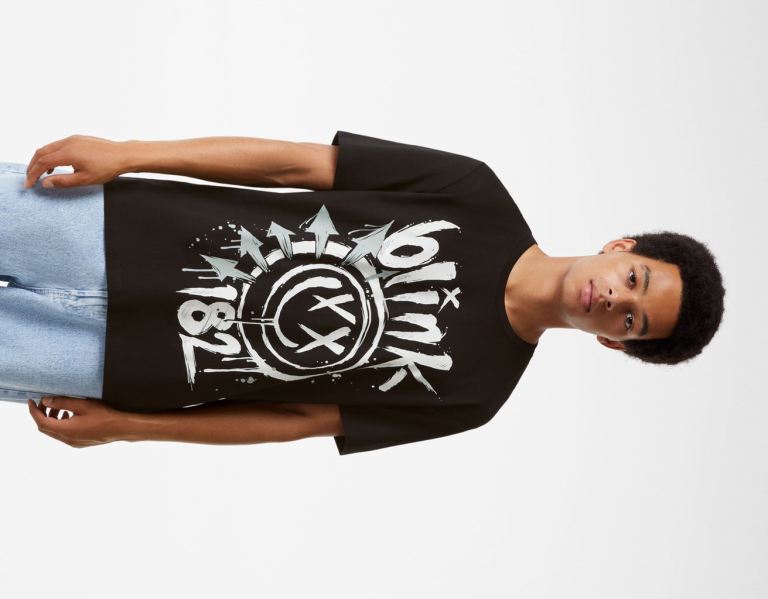 Tricko Bershka Regular-fit Kratke Sleeve Featuring Blink 182 Print Panske Čierne | N2K8COssurz